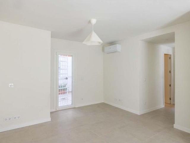SE VENDE PISO PLANTA BAJA 61 M2 REFORMADO A ESTRENAR 2 HABITACIONES, 2 BAÑOS CON PATIO DE USO PRIVAT