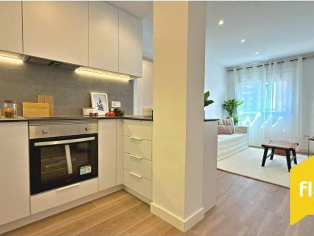 Se vende piso Reformado Integralmente y totalmente Exterior con 3 habitaciones, Dos Ascensores, coci