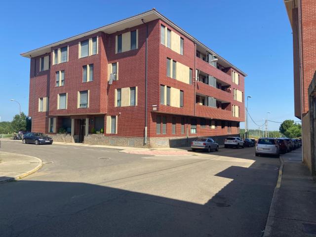 SE VENDE PISO SEMINUEVO, COCINA, SALÓN, 3 HAB BAÑO, ASEO. P.G. PARA ENTRAR A VIVIR