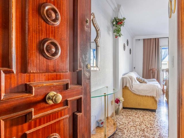 SE VENDE PISO 66 M2 3 HABITACIONES, UN BAÑO LUMINOSO