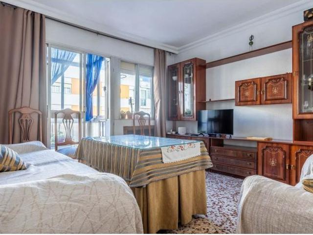 SE VENDE PISO 66 M2 3 HABITACIONES, UN BAÑO LUMINOSO