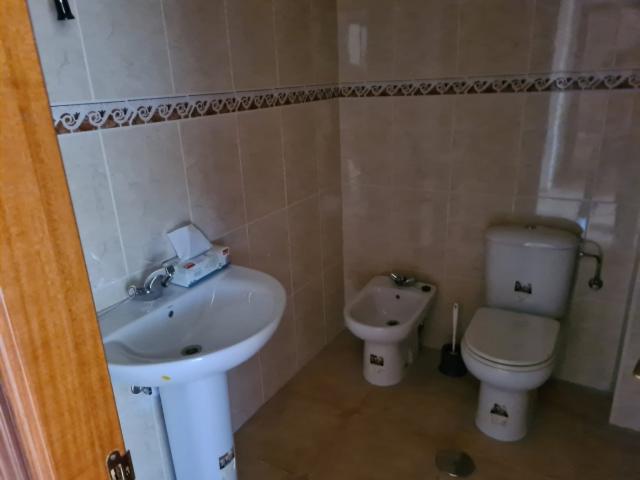 SE VENDE PISO 90 M2, CON 3 HABITACIONES, ASCENSOR, GARAJE. VPO