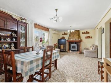 Se vende precioso chalet con amplio terreno