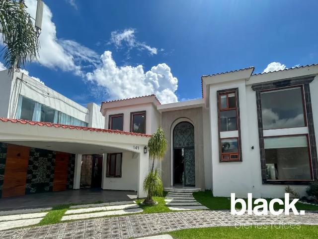 SE VENDE RESIDENCIA EN LOMAS DE ANGELÓPOLIS I, CON CARRIL DE NADO