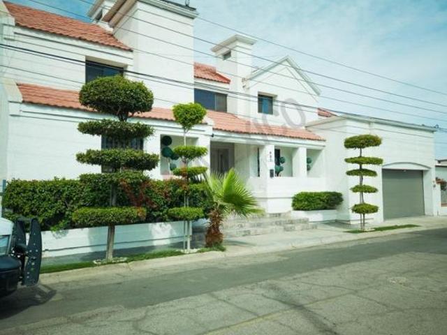 SE VENDE RESIDENCIA LUXURY EN JARDINES DEL LAGO