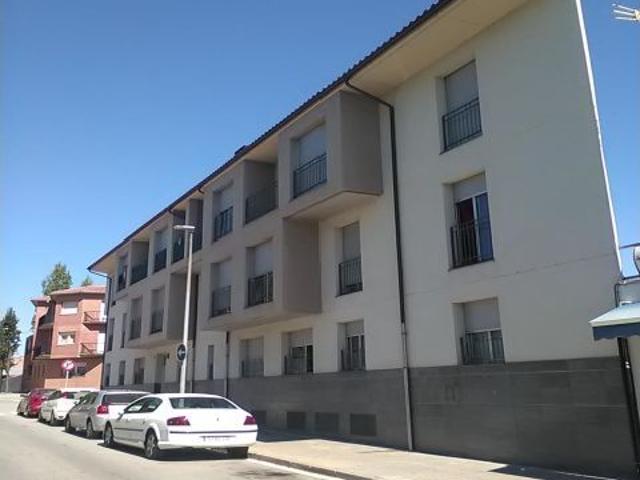 Se venden 11 Pisos + 31 Garajes OKUPADOS en Calle Calle Ter 48 Manlleu, Barcelona