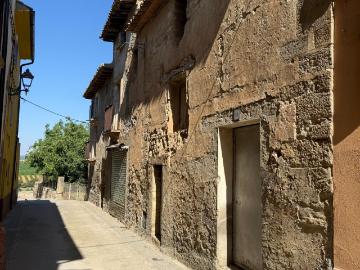 Se venden dos casas para reformar en el pueblo de Salas Bajas en la comarca del Somontano