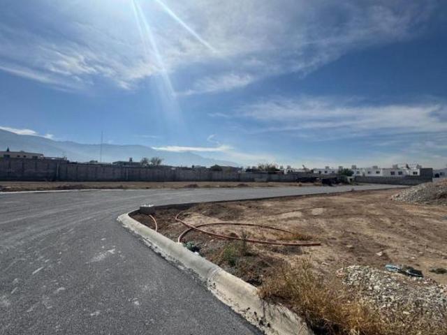 Se venden lotes al oriente en fraccionamiento cerrado