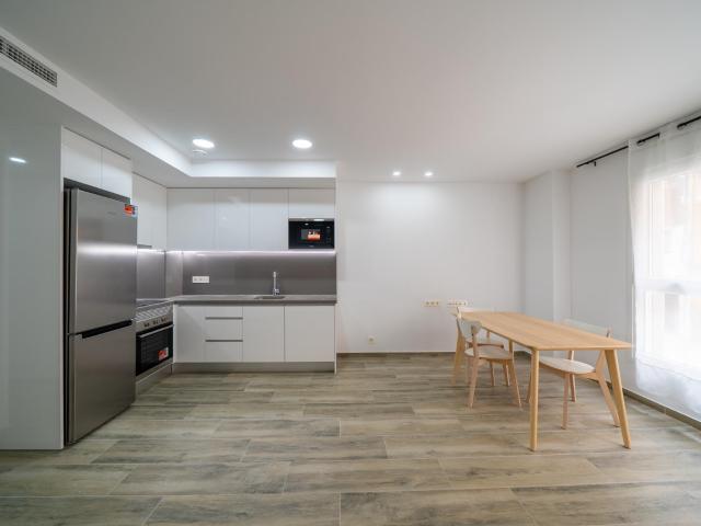 Se alquila moderno apartamento de 2 dormitorios en pleno centro de Alicante