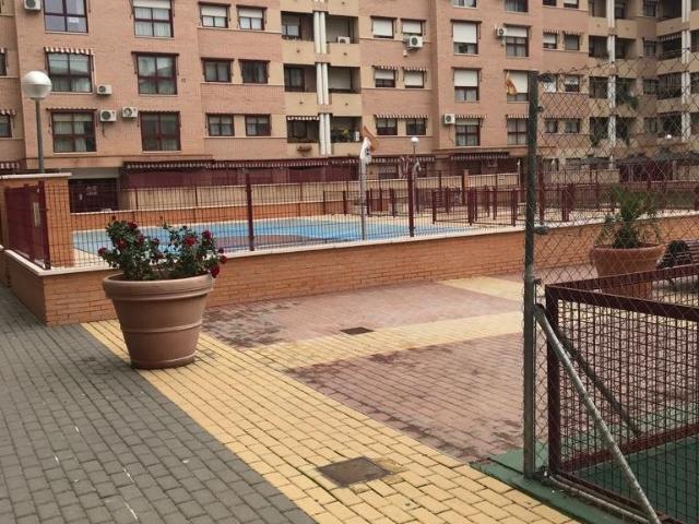 Se alquila ático muy luminoso con amplia terraza con barbacoa y con trastero. Garaje opcional
