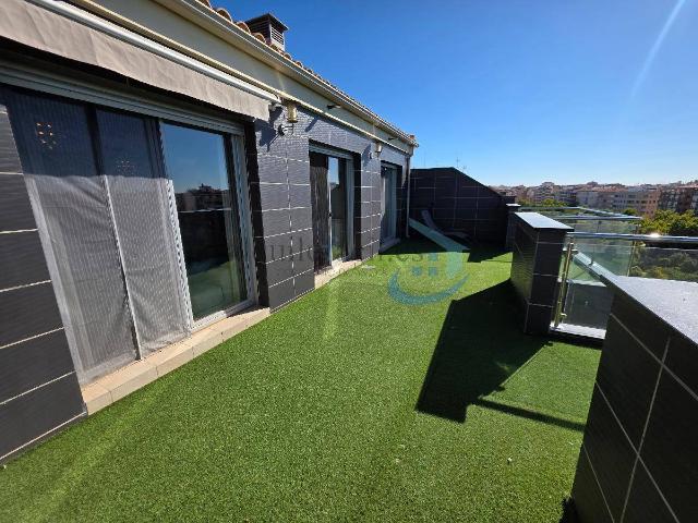 SE ALQUILA ATICO EN ZONA FERIA DE 2 HABITACIONES Y 2 BAÑOS CON TERRAZA DE 40 METROS POR 1.200€ | 1.200 €, 69 m²