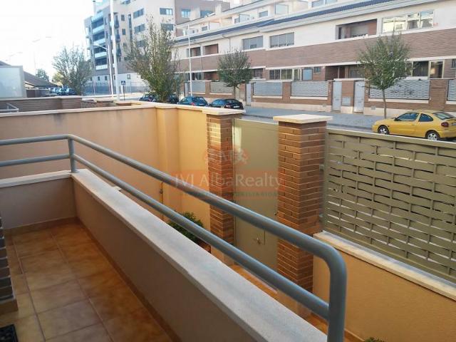 SE ALQUILA ADOSADO EN FACULTAD DE MEDICINA CON PISCINA CLIMATIZADA, CUATRO DORMITORIOS Y GARAJE