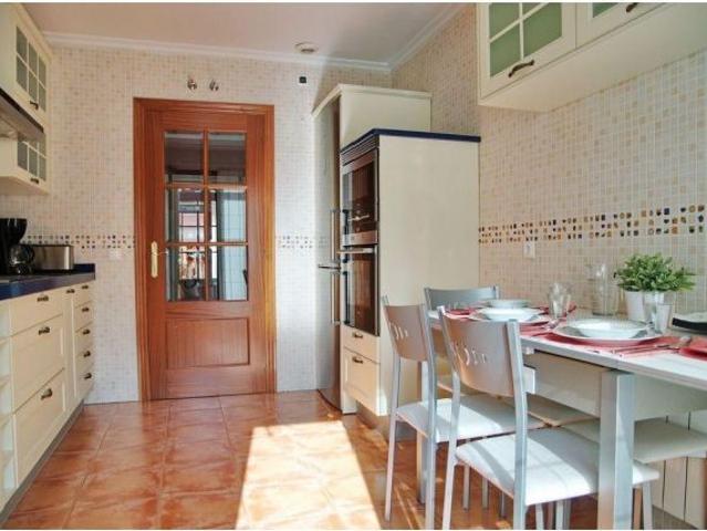 Se Alquila amplia vivienda de 3 dormitorios y garaje directo en Miribilla