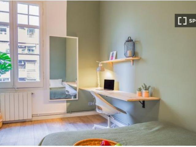Se alquila amplia habitación doble exterior en piso de 4 habitaciones en L' Eixample, Barcel