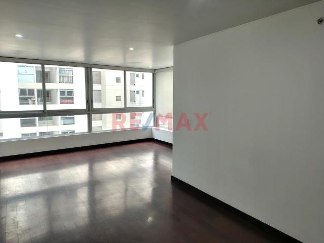 Se Alquila Amplio Departamento + Estacionamiento – Condominio Moon