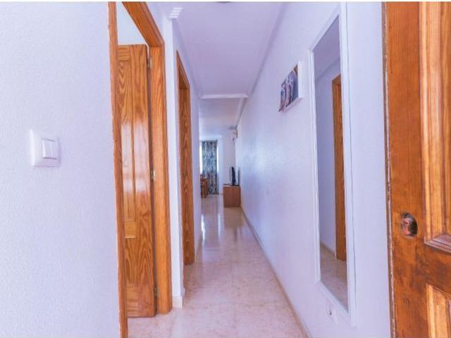 SE ALQUILA APARTAMENTO CON VISTAS AL MAR DE 2 DORMITORIOS Y 2 BAÑOS EN TORREVIEJA
