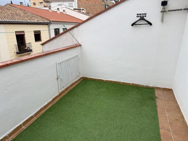 SE ALQUILA APARTAMENTO CON PEQUEÑA TERRAZA JUNTO AL CAMPUS DE CARTUJA