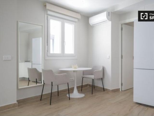 Se alquila apartamento de 1 dormitorio en Valdeacederas