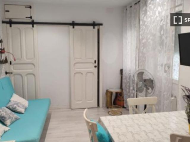 Se alquila apartamento de 1 dormitorio en Embajadores, todos los gastos incluidos