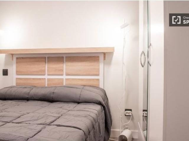 Se alquila apartamento de 1 dormitorio en Embajadores con gastos incluidos