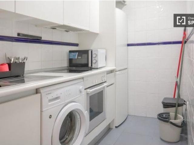 Se alquila apartamento de 1 dormitorio en Embajadores, gastos incluidos