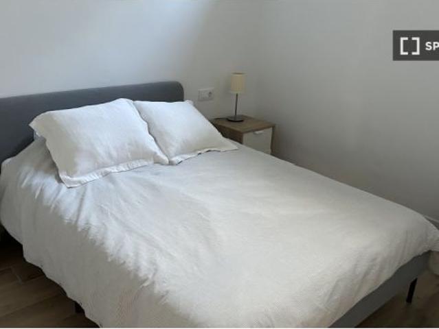 Se alquila apartamento de 2 habitaciones en Nervión, gastos incluidos, se admiten mascotas, se admit