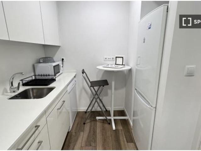 Se alquila apartamento de 2 habitaciones en Adelfas