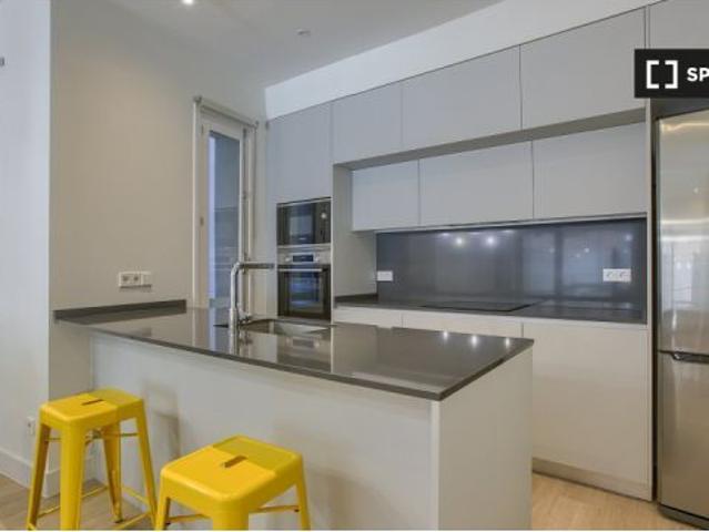 Se alquila apartamento de 2 habitaciones en Almagro, solo para profesionales