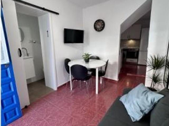 Se alquila apartamento de 2 habitaciones en Cártama, gastos incluidos, ideal para parejas