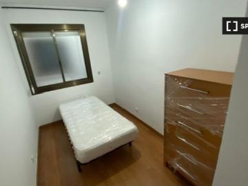 Se alquila apartamento de 2 habitaciones en El Carmel, gastos incluidos