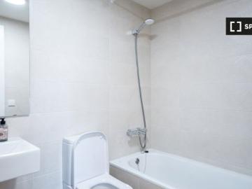 Se alquila apartamento de 2 habitaciones en El Clot con todos los gastos incluidos