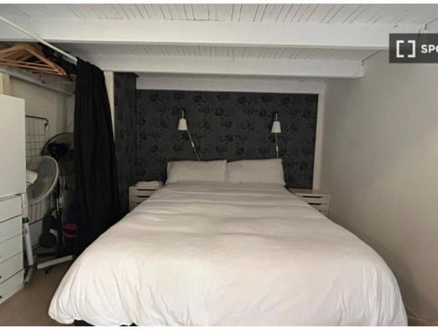 Se alquila apartamento de 2 habitaciones en El Raval, ideal para parejas