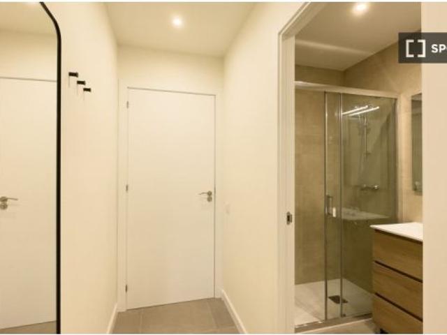 Se alquila apartamento de 2 habitaciones en El Raval. Ideal para profesionales y parejas