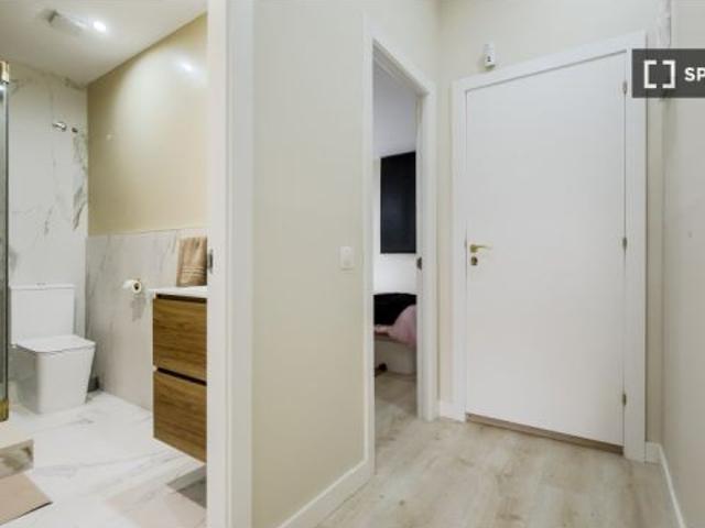 Se alquila apartamento de 2 habitaciones en El Raval  se admiten parejas