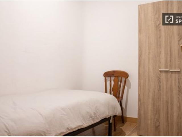 Se alquila apartamento de 2 habitaciones en piso compartido en Embajadores, todos los gastos incluid