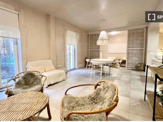Se alquila apartamento de 3 habitaciones en La Caleta, se admiten parejas