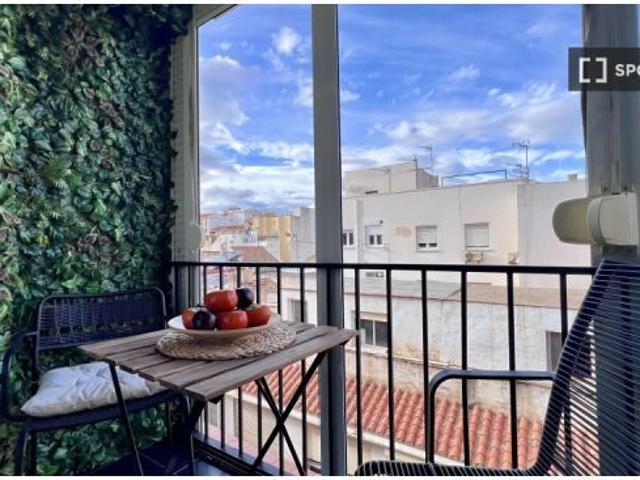 Se alquila apartamento de 3 habitaciones en La Trinidad Este, gastos incluidos