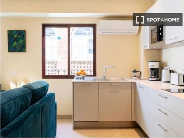 Se alquila apartamento de 3 habitaciones en Santa Cruz, gastos incluidos