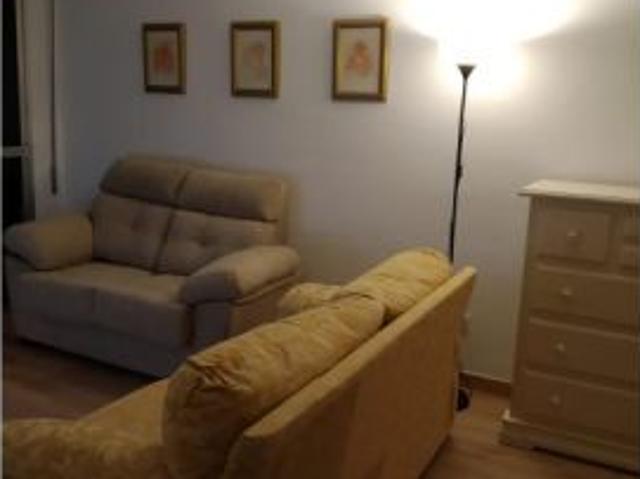 Se alquila apartamento de 4 habitaciones en Cruz Roja Capuchinos, se admiten mascotas, se permite fu