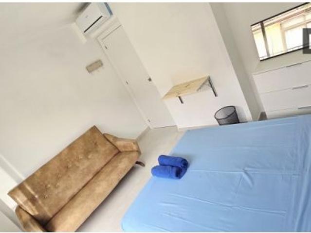 Se alquila apartamento de 5 habitaciones en Benidorm