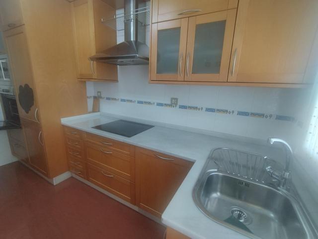 SE ALQUILA APARTAMENTO LUMINOSO Y AMUEBLADO CERCANO A PLAZA AGUAS FERREAS