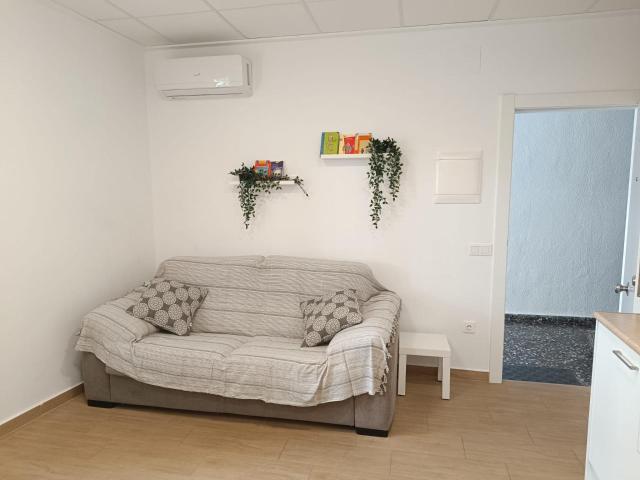 Se alquila apartamento reformado en Monteagudo