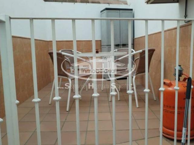 SE ALQUILA BUEN PISO BAJO CERCANO AL CENTRO CON PATIO, GARAJE Y TRASTERO EN JULIO Y AGOSTO Y CURSO ESCOLAR