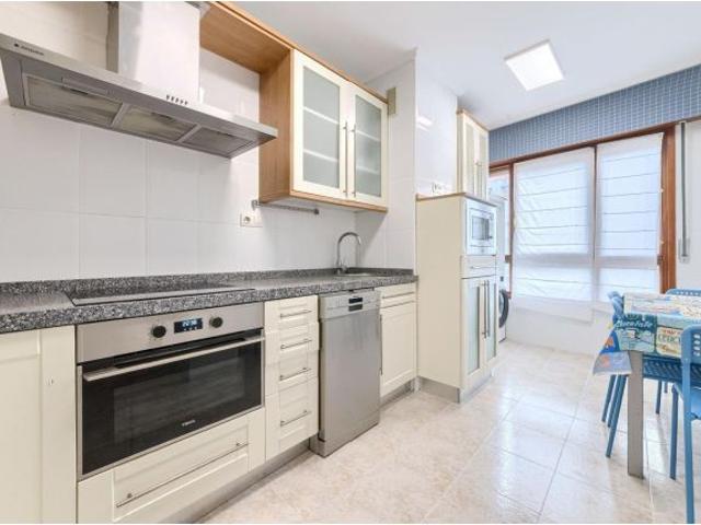 Se alquila bonita vivienda reformada de dos dormitorios con dos baños y Balcón en zona Rekalde