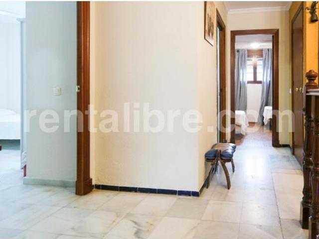 ? SE ALQUILA CASA CON PATIO – 3 DORMITORIOS – 1.100 €/MES