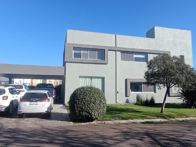 Se alquila casa Amoeblada nivel Gerencial Barrio Elementos Plottier