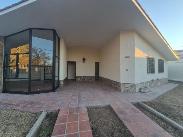 Se Alquila Casa de 2 Dor Cochera Patio y Jardín Villa Carlos Paz