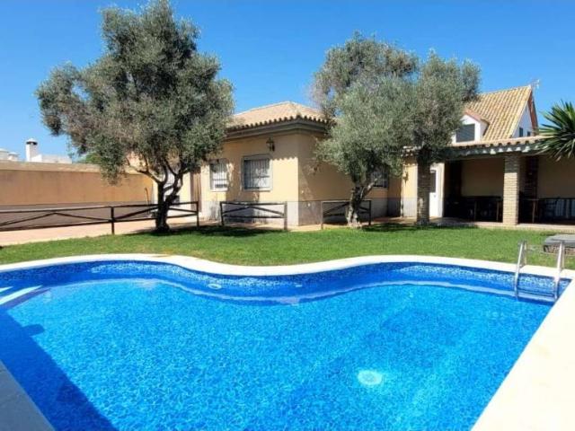 SE ALQUILA CASA DE 2 DORMITORIOS CON PISCINA PARA ESTANCIA ESCOLAR O DE INVIERNO EN CAMINO DE LA REYERTA SANLUCAR A 750