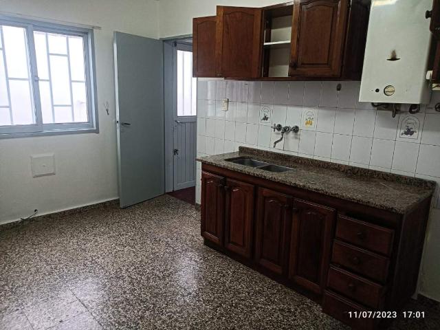 Se Alquila Casa de 2 Dormitorios, Garage y Patio. B San Martín