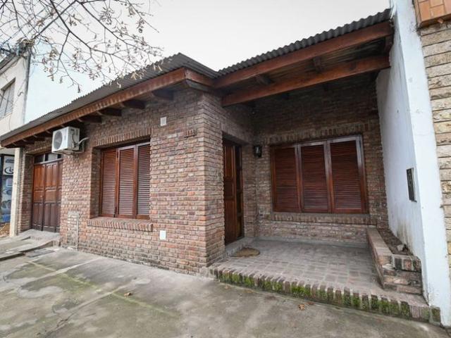 Se alquila casa de dos plantas con patio y pileta